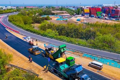 按下项目建设“加速键”！青兰高速ZT5标段保通匝道沥青摊铺工作圆满完成