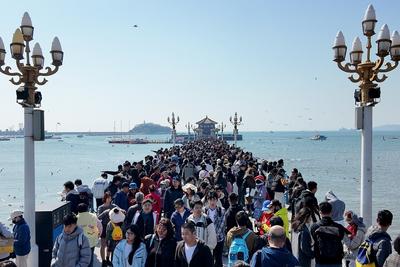 清明假期首日：青岛老城“人从众”