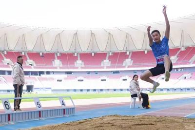 孔翔骏打破尘封22年赛会纪录，勇夺青岛市中学生田径运动会男子七项全能冠军