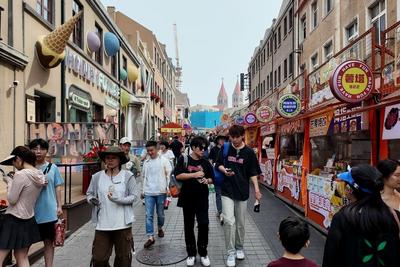 支付“不见外”！外国游客逛青岛老城畅快“买买买”