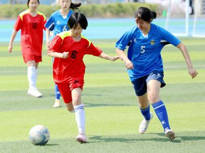 青岛市第36届“市长杯”校园足球联赛初中女子精英组结束小组赛争夺