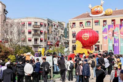 打对抗表演赛、沉浸式逛老城！“独牙”台球明星走进青岛历史城区