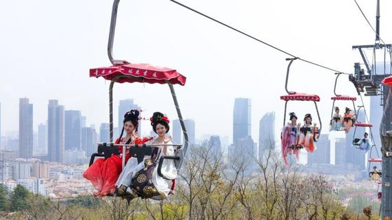 智能科技赋能国潮新风！青岛太平山中央公园变身东方美学T台