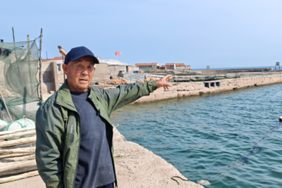 青岛七旬大爷海上托举生命！为救人折断4根肋骨，6名村民接力参与救回溺水者