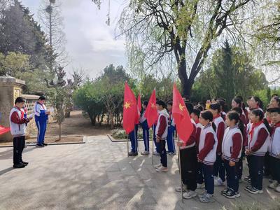 即墨区鳌山卫大龙小学开展清明节徒步祭英烈主题教育活动    