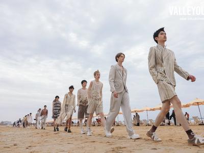 山海为幕，时尚踏浪 山谷少年SS26沙滩实景大秀在青岛西海岸新区银沙滩启幕