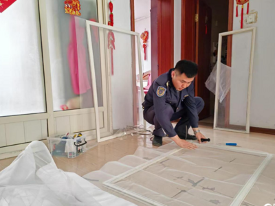 “萤火之光”在社区闪耀！城阳巴士志愿者为群众更换纱窗