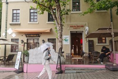 青岛今天多云间阴有分散性阵雨转晴，市区最高气温17℃，最低气温11℃