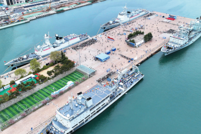 北部战区海军舰艇开放活动首日：“看见的是钢铁巨舰，感受到的是国家脊梁”