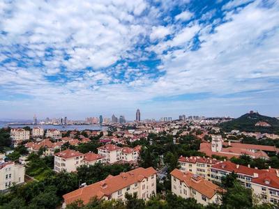 青岛今天多云间晴，市区最高气温17℃，最低气温11℃