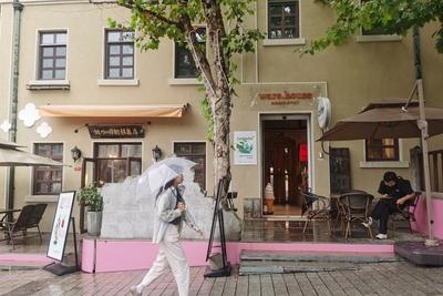 青岛今天阴有分散性阵雨或雷雨转多云，市区最高气温23℃，最低气温11℃