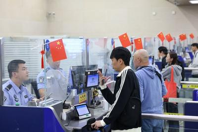 日均出入境客流约一万人次！“五一”假期，青岛机场口岸迎来跨境出行高峰