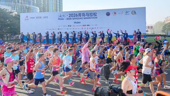 刚刚，青岛马拉松鸣枪开跑