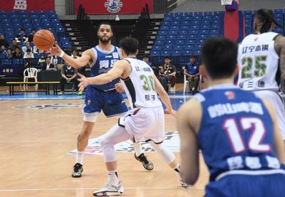 双加时险胜“辽小虎”！青岛男篮主场拿下关键战