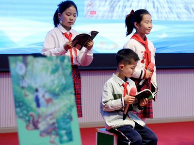 青岛市举办中小学读书节现场观摩展示暨名家进校园领读活动