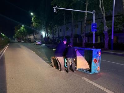 七旬老人夜行被压三轮车下！民警巡逻发现险情紧急施救