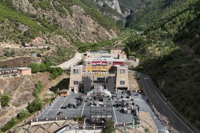 稻城亚丁景区“道路设卡摆渡收费”调查