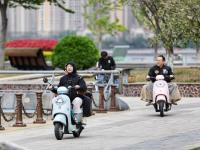 雨过天晴，市民游客纷纷出游享受海岸浪漫