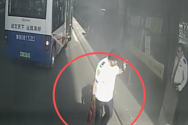 早高峰路边电动车着火，青岛巴士驾驶员出手相助化险为夷