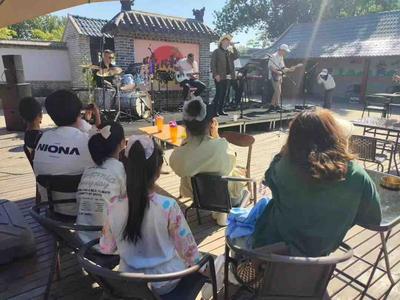 艺心惠民 赋美乡村｜莱西产芝村咖音乐会：田园邂逅摇滚，奏响初夏乡村浪漫乐章