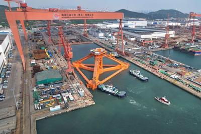 “双极限”考验！青岛引航站成功拖带大型无动力TLP风电基础出坞离港