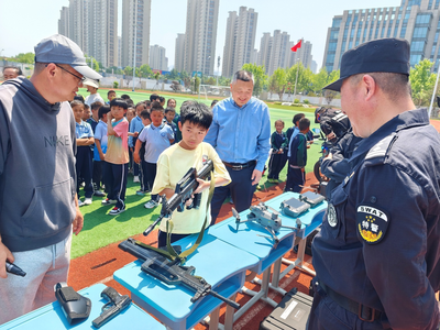 装甲车进校园！青岛特警这堂课让孩子们沸腾了