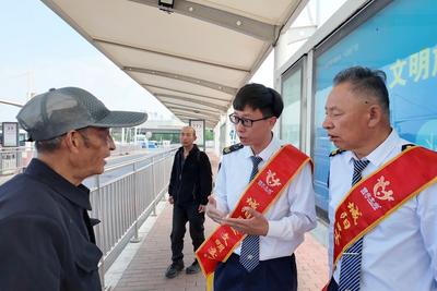 擦亮城市窗口形象！假期里，青岛北站活跃着一群“萤火之光”志愿者