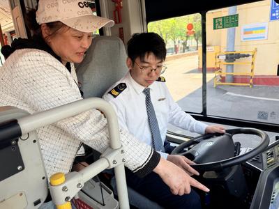 暖！青岛巴士00后驾驶员与母亲的“车厢重逢”