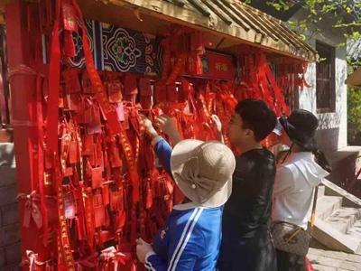 年轻人成为母亲节下单主力，“反向带妈”出游增两成
