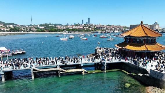 五一尾声栈桥人潮涌动，百年地标续写山海盛情