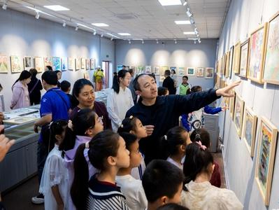 孩子们的作品走进大师艺术殿堂