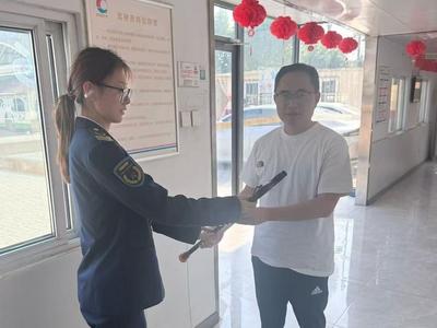 青岛巴士司机管家暖心接力，乘客拐杖“完璧归赵”