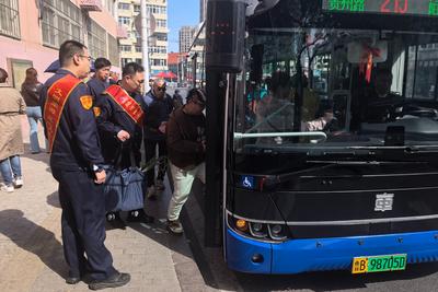 温暖出行路！青岛巴士“志愿红”闪耀“五一”假期