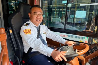 “五一”假期，青岛巴士这位劳模坚守十米车厢，服务美好出行