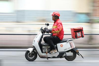 给外卖骑手交社保，进展如何