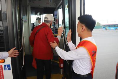 彰显城市文明的生动路标！“青岛巴士”志愿者活跃在交通枢纽和商圈