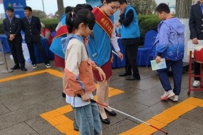 在“换位体验”中读懂“无障碍”，青岛五四广场这场助残体验传递城市温情