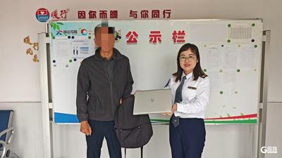 乘客大意遗落电脑包，青岛巴士驾驶员暖心寻回