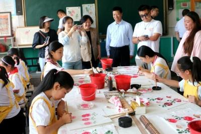 一束微光，一份份青岛爱心：微光益站，温暖城市每一个角落！