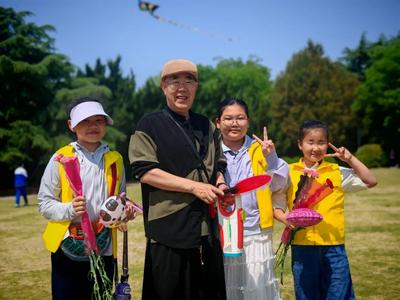 感恩母亲节·公益暖人心｜玫瑰里社区康乃馨义卖圆满落幕，携手苏小宇面馆共筑温情社区！