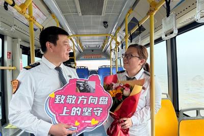 擦肩而过亦是浪漫：青岛巴士这对夫妻驾驶员方向盘上相守十七载