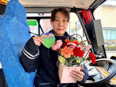 青岛巴士这条微循环线路上有一群“公交妈妈”