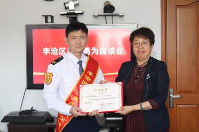 车流中救人，青岛巴士驾驶员陈丽鹏被认定“见义勇为”