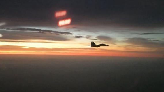 当战鹰与夜空同框，这一幕超震撼