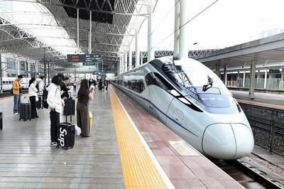 今年1至4月全国铁路发送旅客15.55亿人次，同比增长6.8%