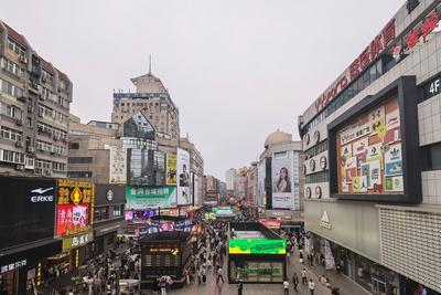 “五一”假期首日，青岛台东迎客48.4万人次