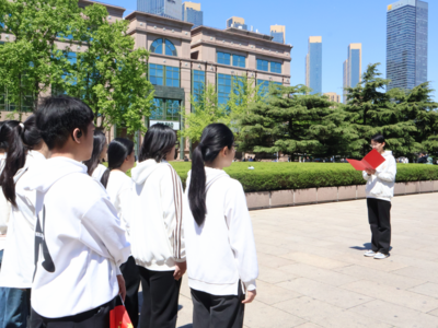 54面旗飞扬，54颗心向党，青岛大学青年学子发出时代强音