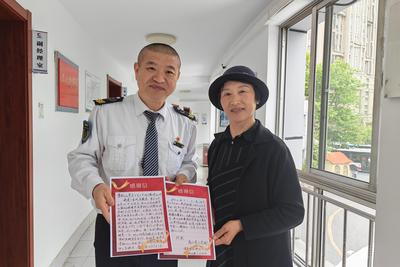 一把雨伞彰显城市温度！乘客手写感谢信点赞青岛巴士暖心服务