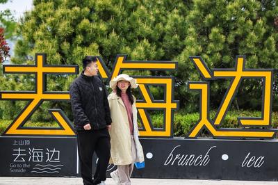 雨过天晴，市民游客纷纷出游享受海岸浪漫