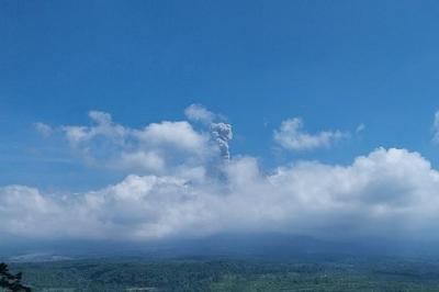 印尼东爪哇省一火山喷发，火山灰柱高约1200米